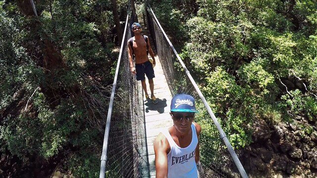 António e Ricardo numa ponte suspensa